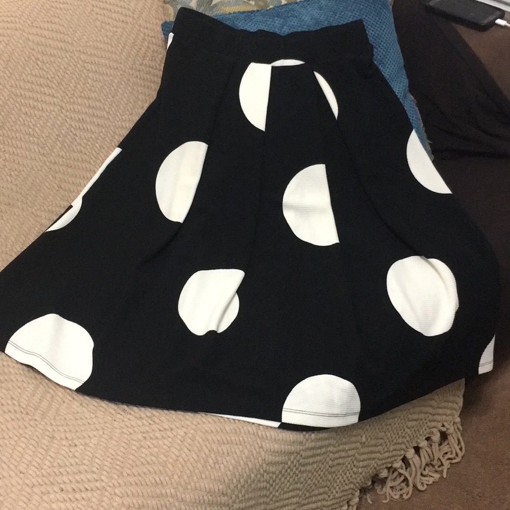 New without tags.Le Los Skirt Beautiful Size L